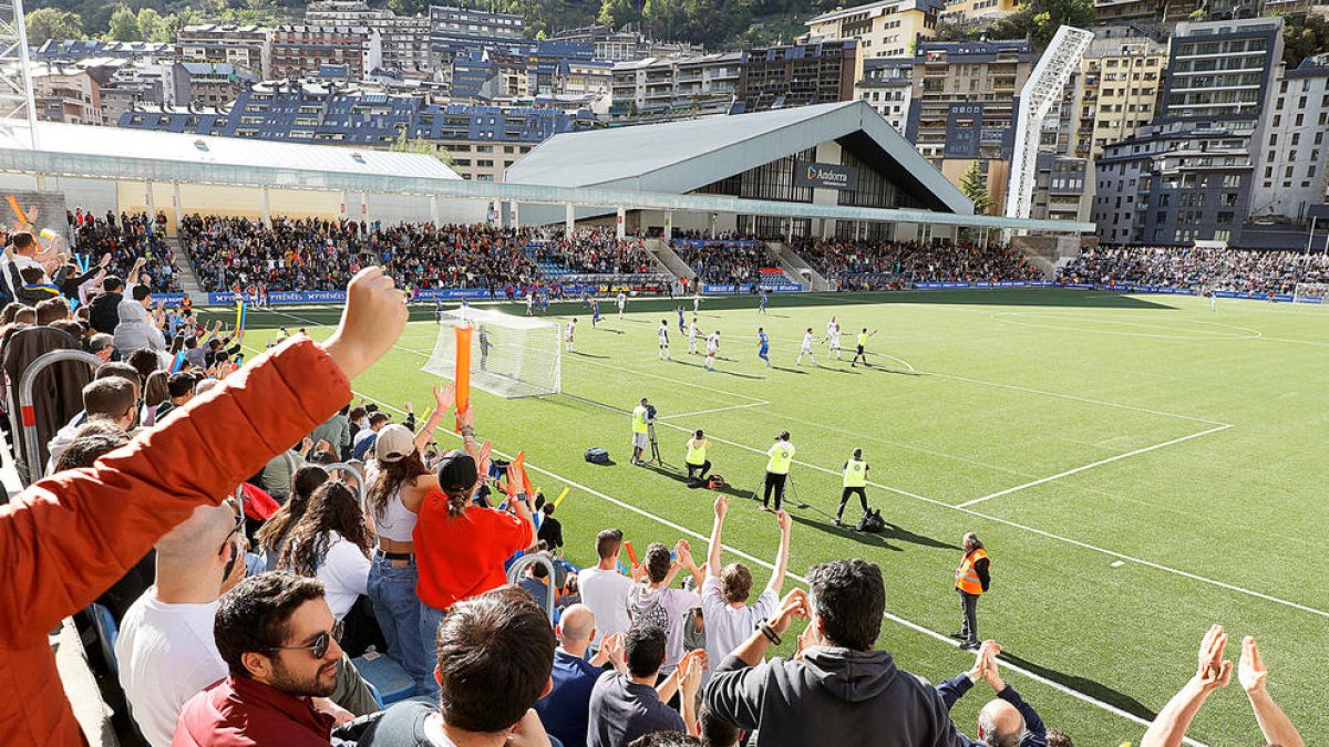 La gespa de l'Estadi Nacional, el cavall de batalla.