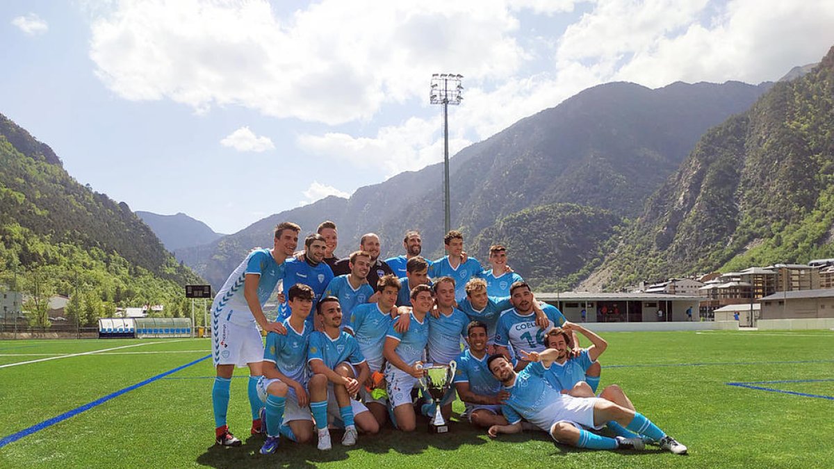 El filial de l'Atlètic Escaldes, amb la Copa.