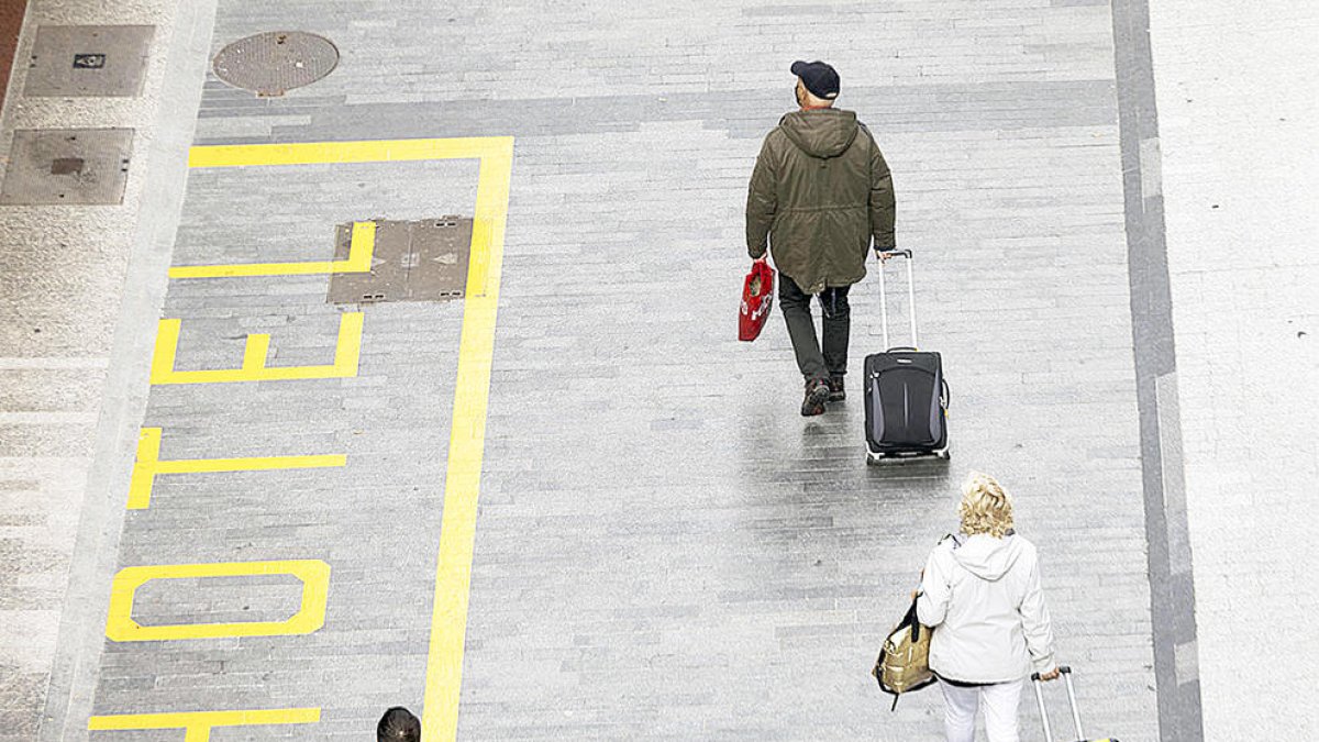 Turistes entrant en un hotel de la parròquia d'Escaldes-Engordany.