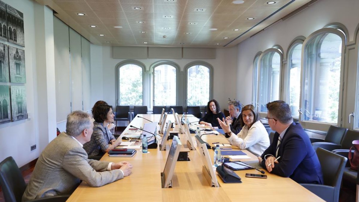 Trini Marín i la delegació andorrana en la reunió amb Núria Parlón