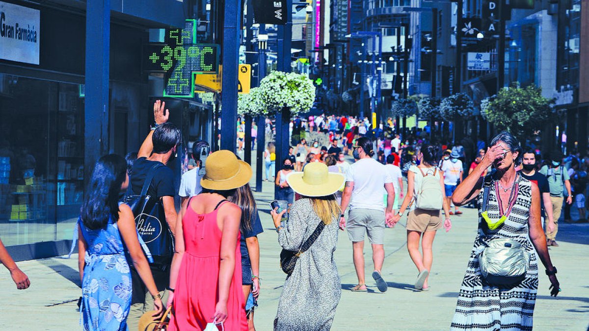 Turistes protegint-se del sol.