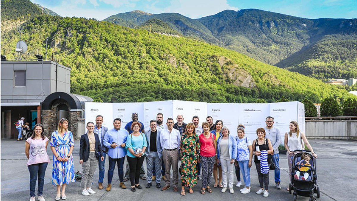 La diversitat cultural, en una exposició a la plaça del Poble Multiculturalitat