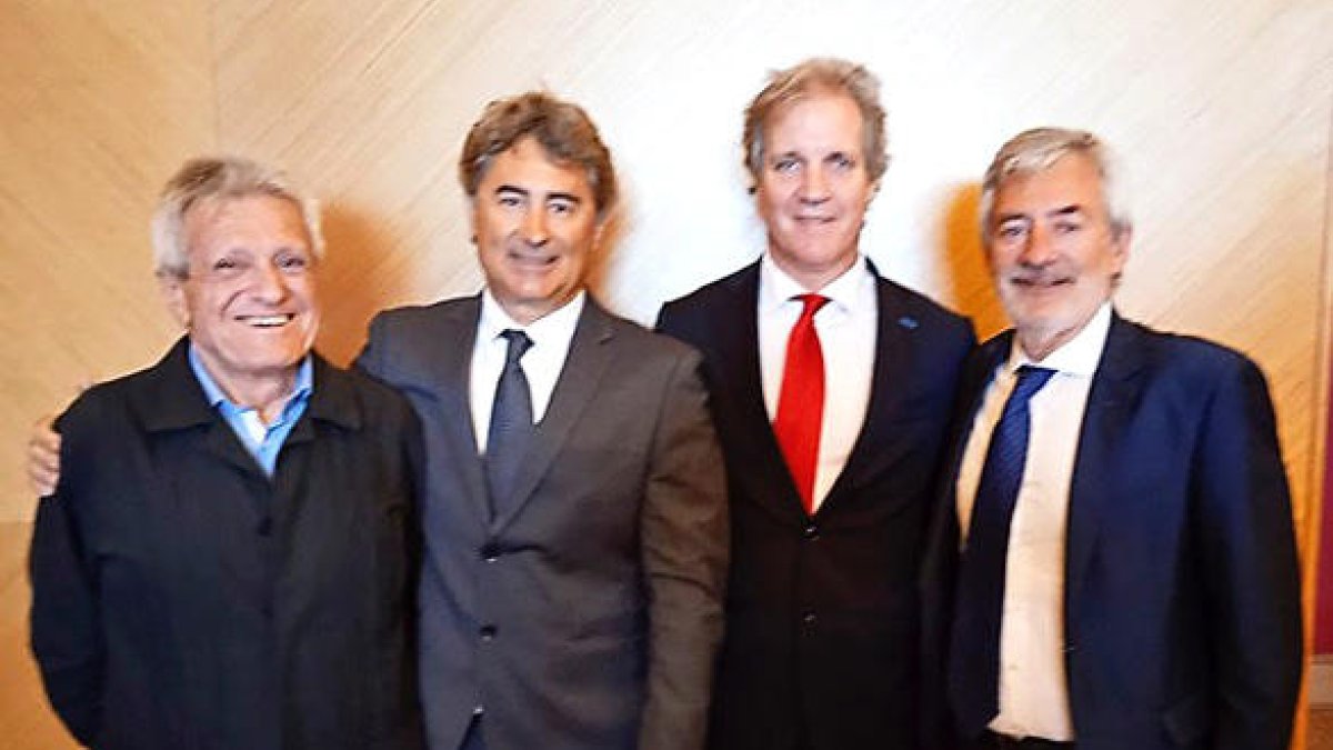 Joan Clotet, segon per la dreta, al congrés.