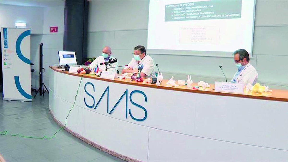 Seara, al centre de la imatge, en roda de premsa.