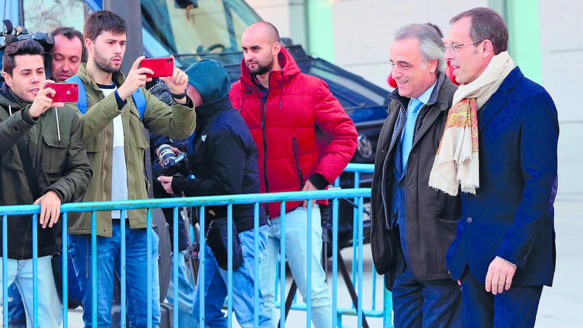 Sandro Rosell i Joan Besolí, sortint de la presó.