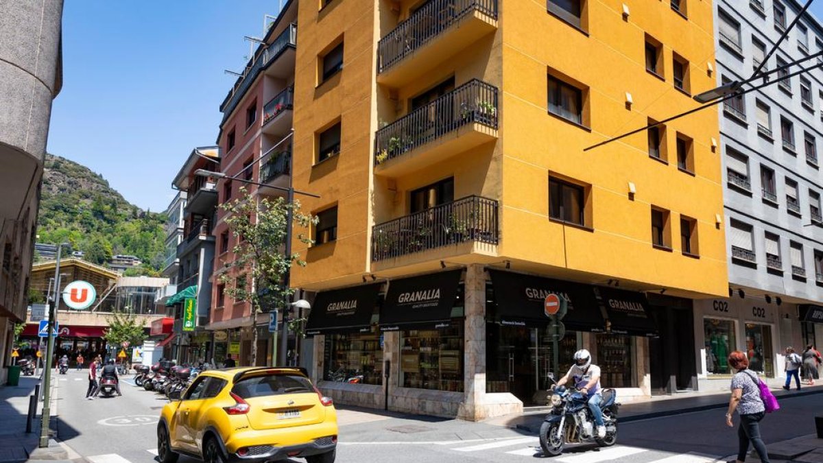 Tall al carrer de l'Aigüeta pel muntatge d'una grua