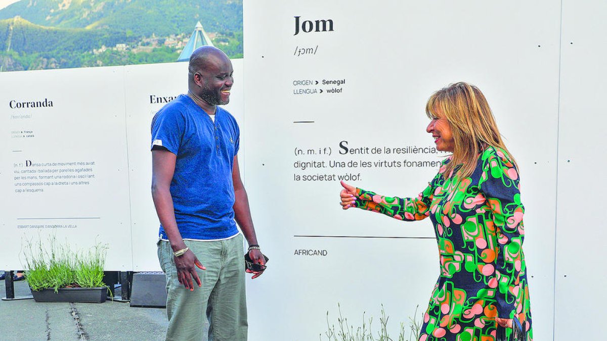 Un moment de la presentació de l'exposició a la plaça del Poble, ahir.