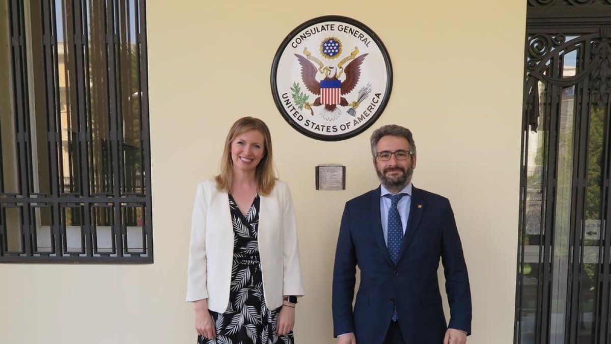 El ministre Jover i Katie Stana