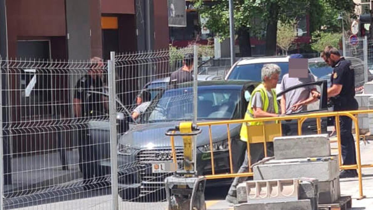 Un dels joves en el moment de ser detingut.