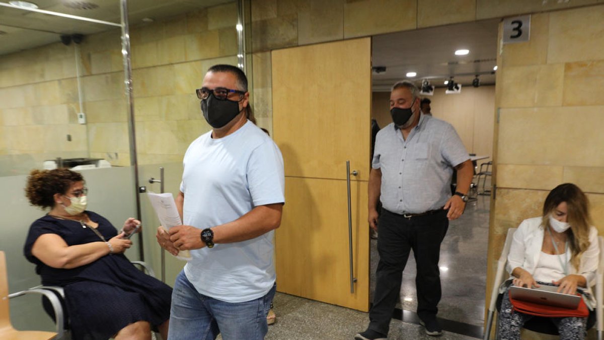 Els sindicats sortint d'una reunió amb el Govern.