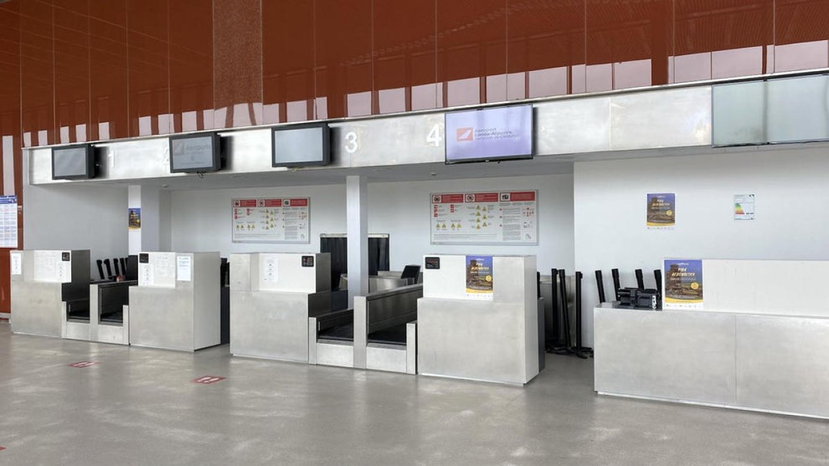 L'aeroport de Lleida-Alguaire buit, ahir.