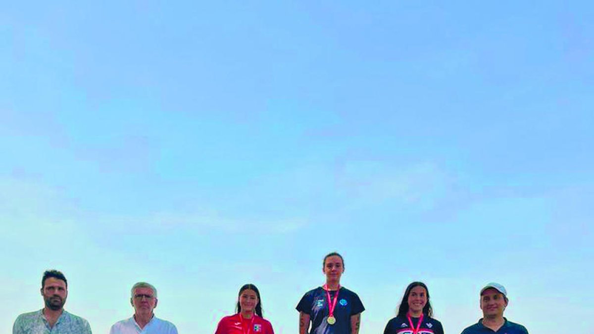 Alexandra Mejía, a l'esquerra, al podi.