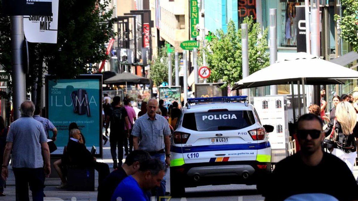 Un cotxe de policia patrullant per la capital