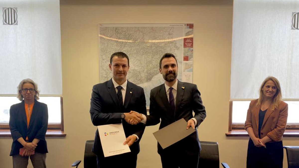 Jordi Gallardo i Roger Torrent durant la signatura de l'acord