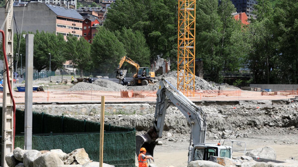 Una excavadora traient runa en una obra d'Encamp, ahir.