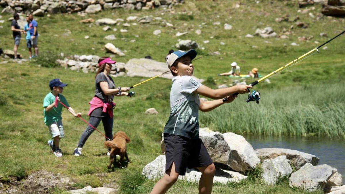 Activitat de pesca sense mort a l'estany del Cubil a Encamp