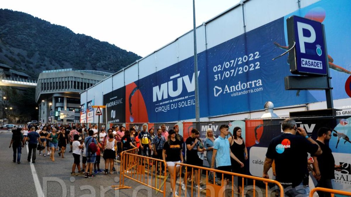 Espectadors fent cua a l'exterior del recinte abans de l'estrena