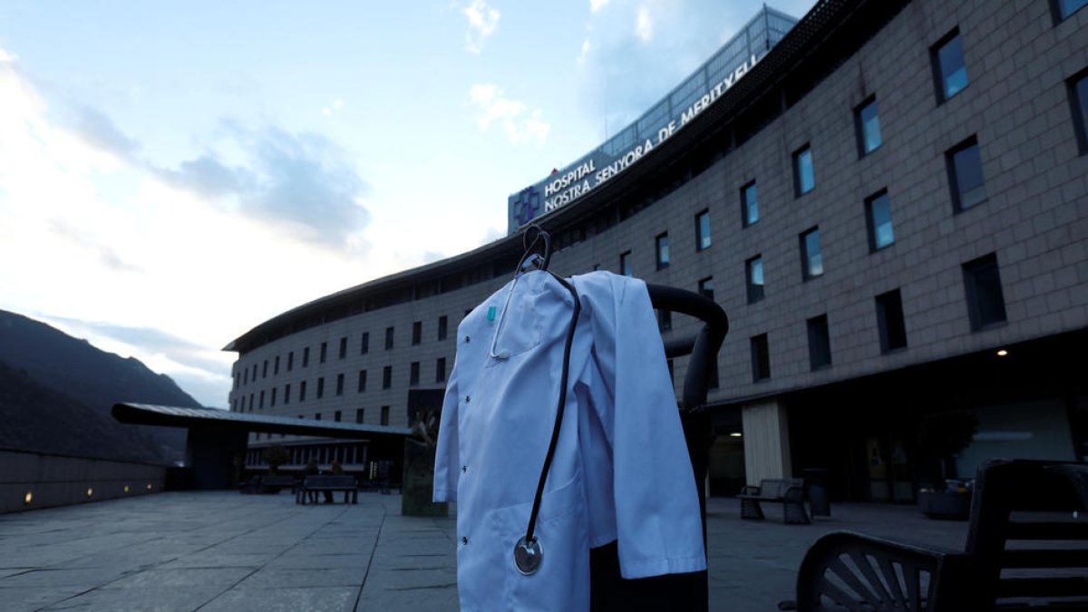 La persona afectada va estar primer aïllada a l'hospital.
