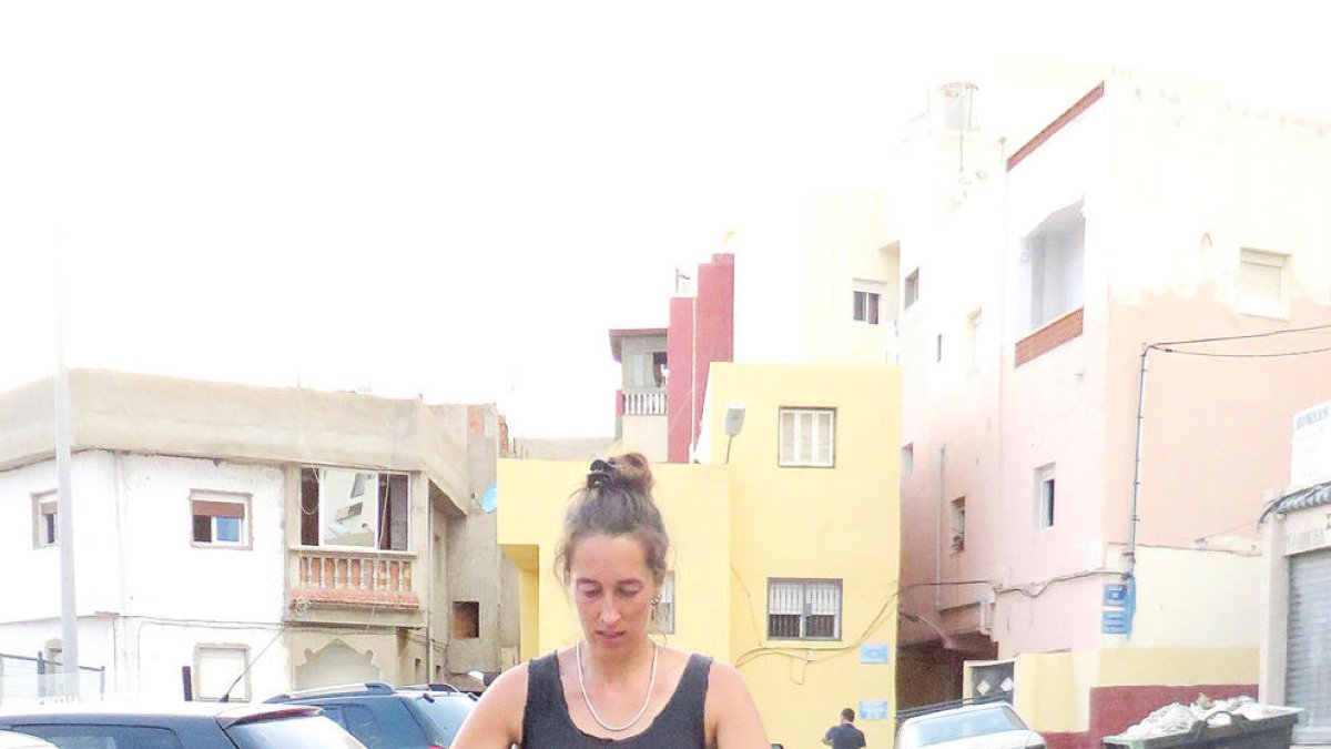 Maria Guillamet fent tasques de l'associació a Melilla.