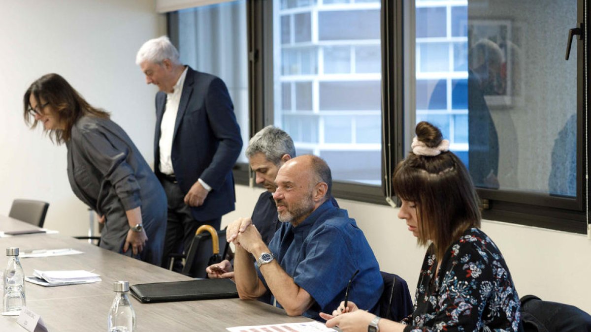 Sindicats i patronal durant la reunió d'ahir amb el Govern.