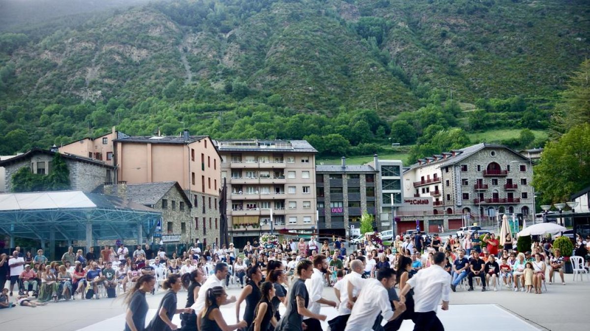 Actuació de l'Esbart Sant Romà ahir a Encamp