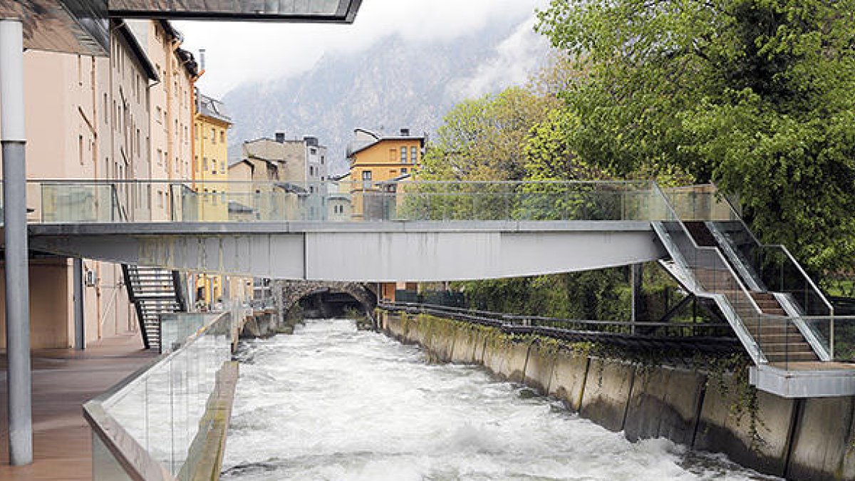 El Valira al pas per Escaldes.