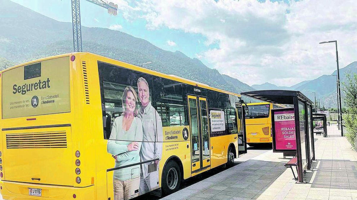 Dos autobusos de les línies regulars.