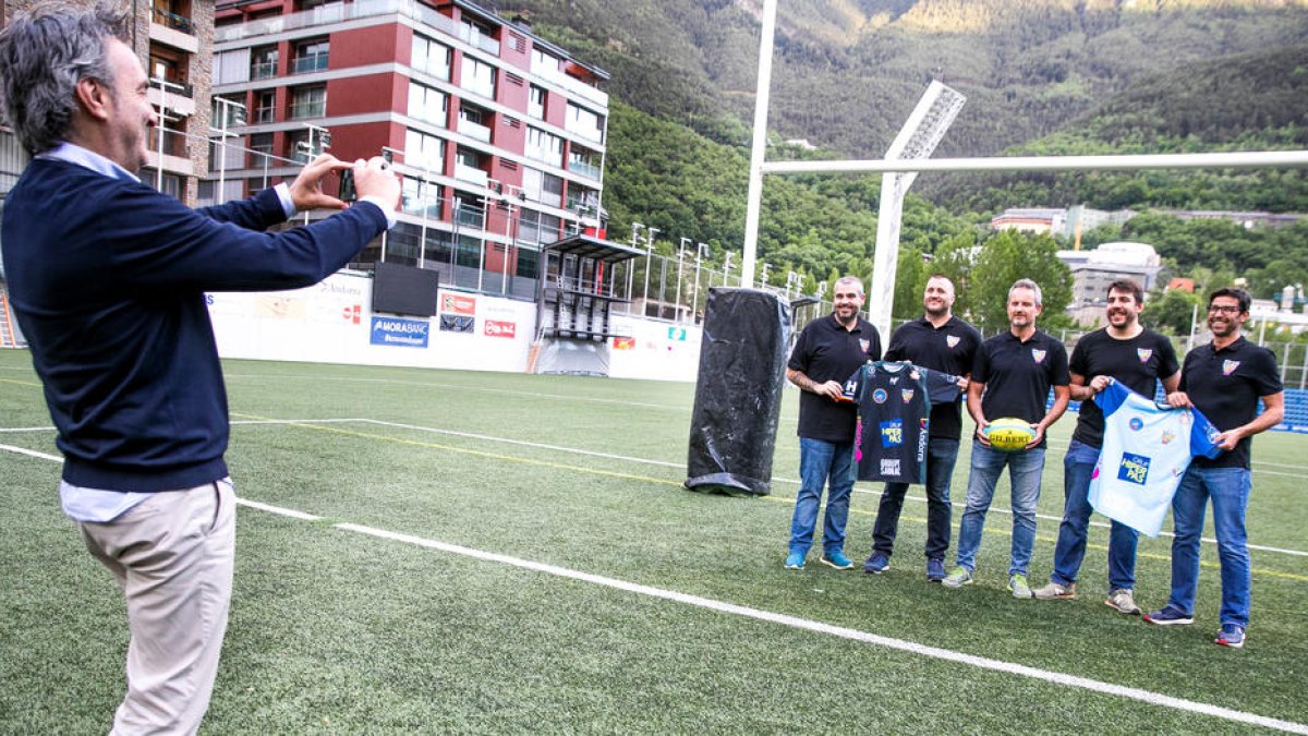 Justo Ruiz fotografiant el nou 'staff' de l'equip masculí del VPC a la gespa de l'Estadi Nacional.