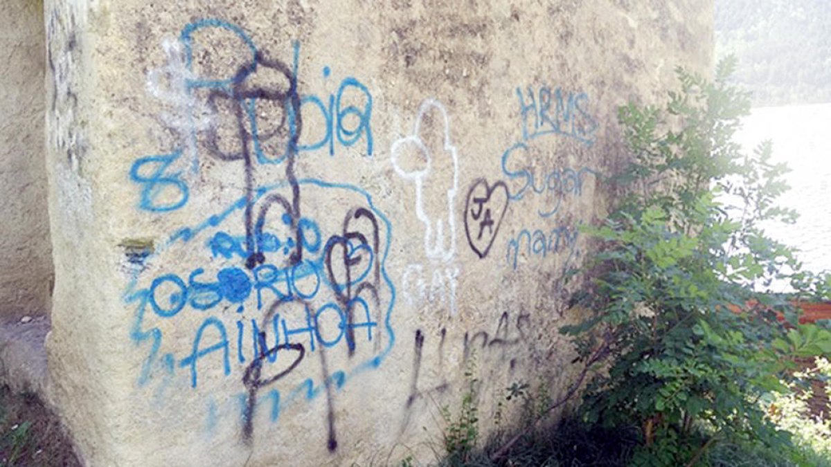 Les pintades al colomer d'Areny-Plandolit i la porta de trencada de Sant Serni.
