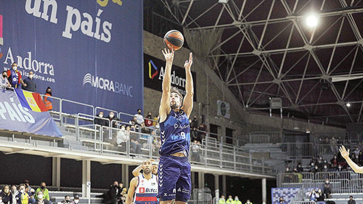 Nacho Llovet, en un duel d'aquesta temporada.