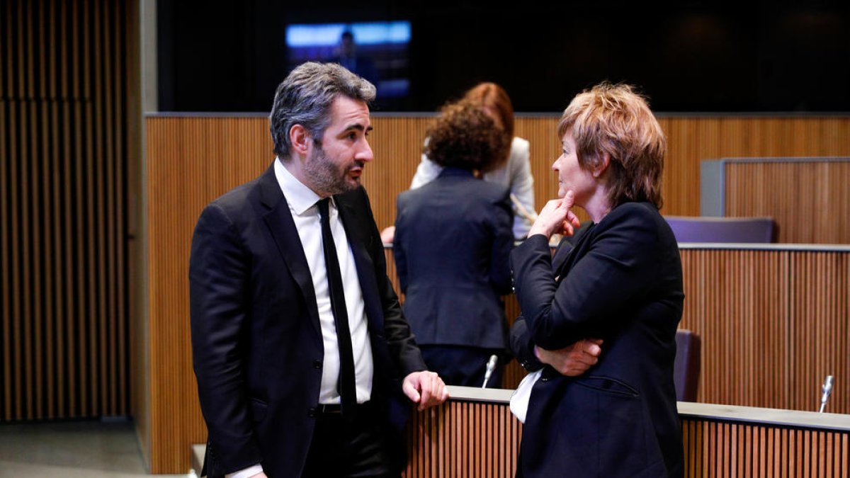 El ministre de Finances, Eric Jover, i la subsíndica, Meritxell Palmitjavila, a la sessió del Consell General.
