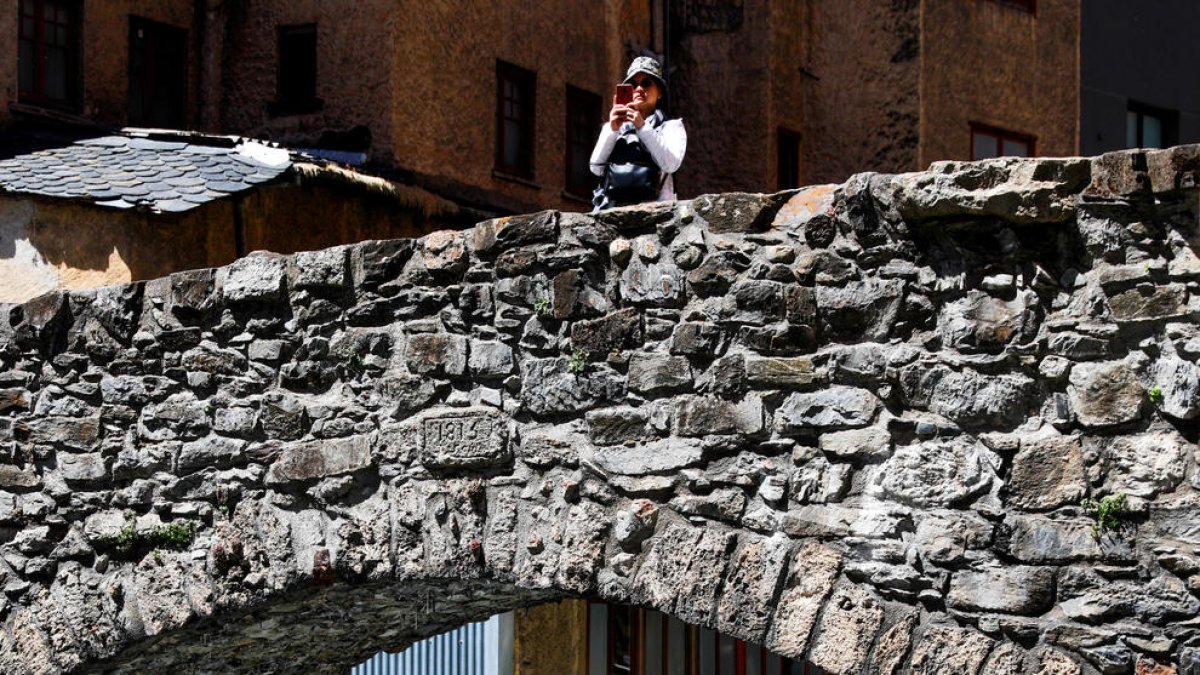 Una turista al pont d'Engordany.