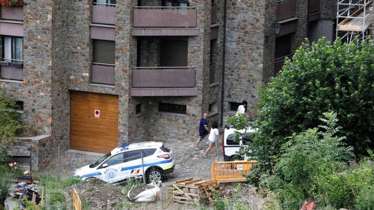 Veïns tornant a l'edifici afectat per l'incendi per recollir objectes personals aquest matí