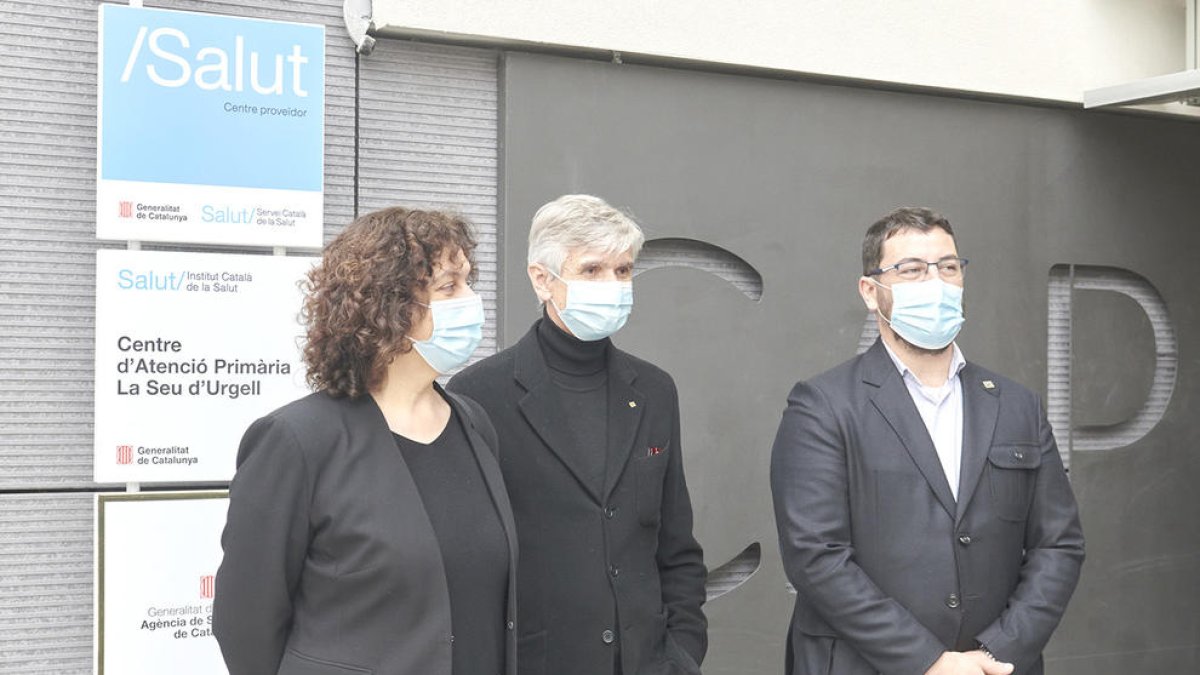 El conseller català de Salut, al mig de la fotografia.