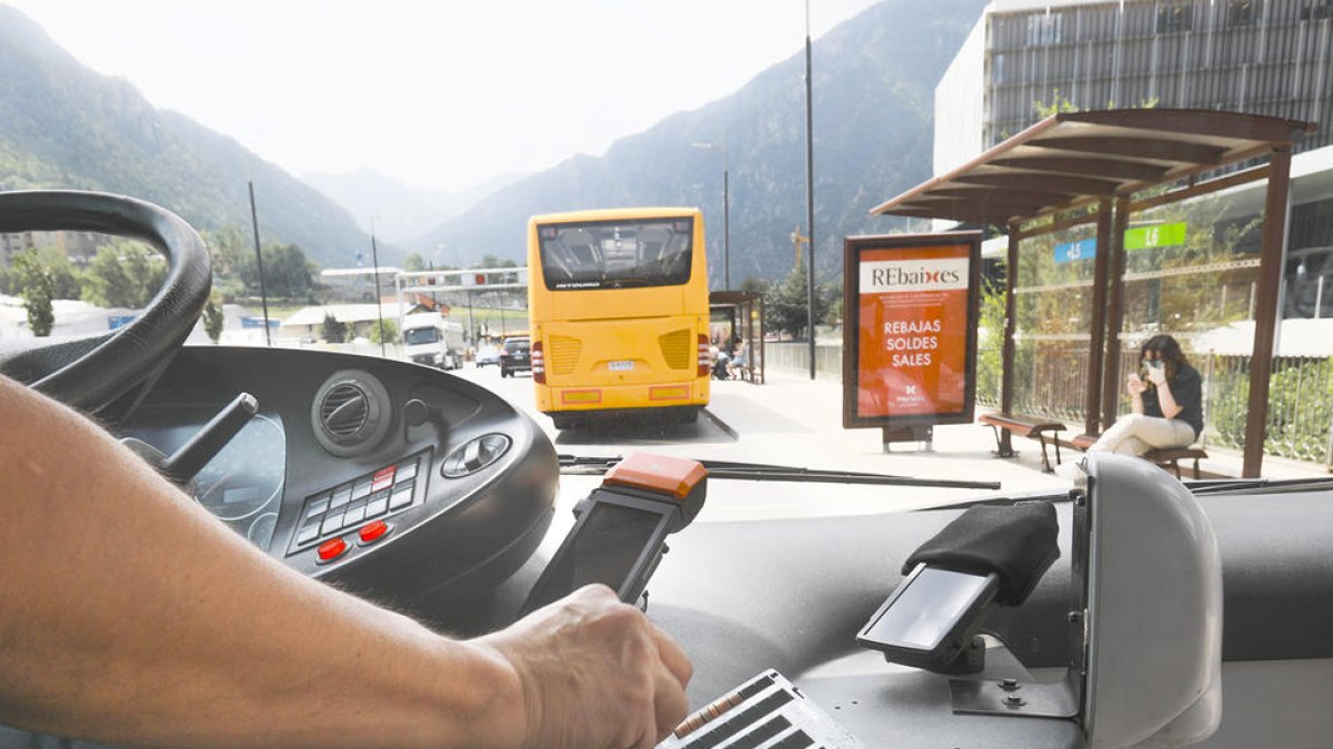 Un operari de bus.