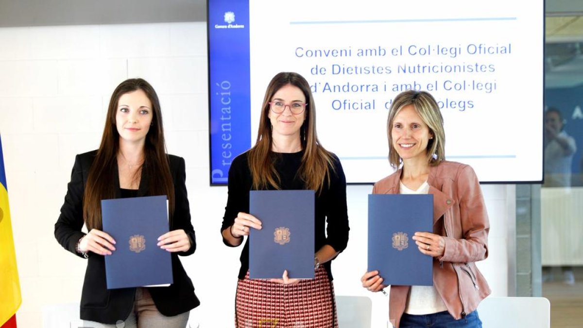 La ministra Riva amb Sílvia Palau i Berta Jiménez