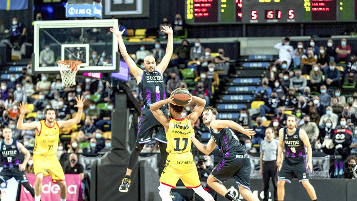 Duel de la primera volta entre el Bilbao Basket i el MoraBanc.
