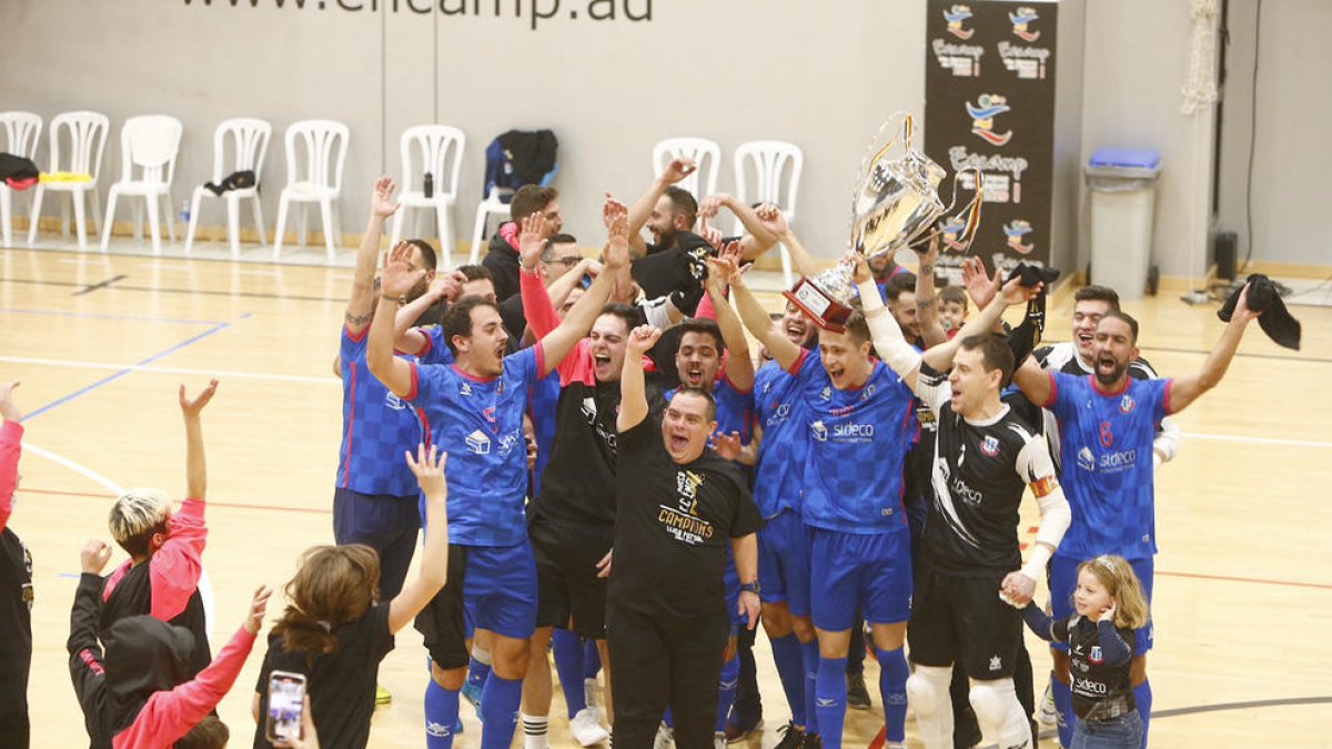 Els jugadors de l'Encamp, amb la copa de campions.