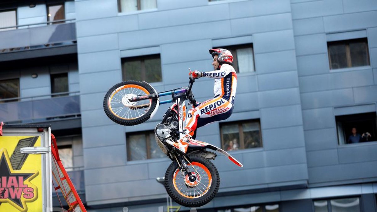 Toni Bou durant l'exhibició de trial
