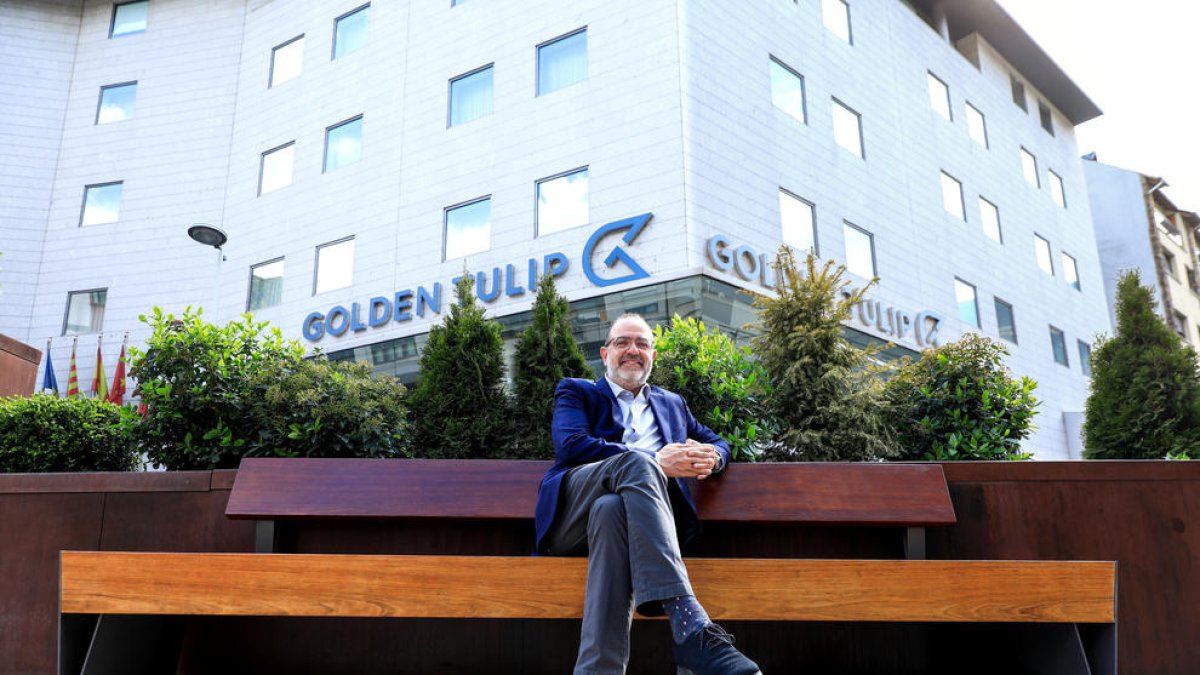 Jordi Daban davant d'un dels hotels del grup Daguisa.