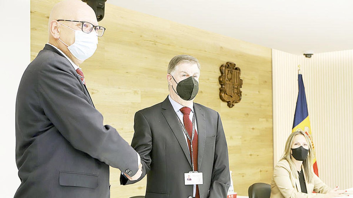 Casadevall i Nicolau rubriquen els convenis a les dependències del CSJ, a la seu de la Justícia.