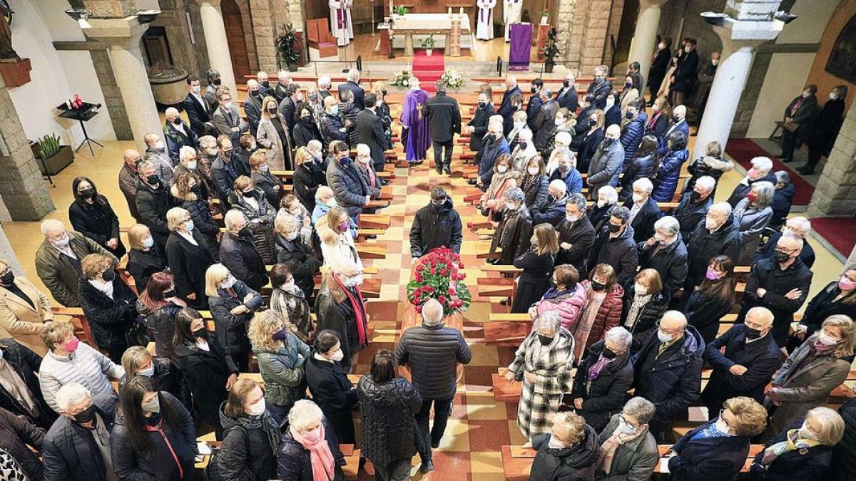 Familiars i amics omplen l'església de Sant Pere Màrtir durant el funeral de l'exsíndic.