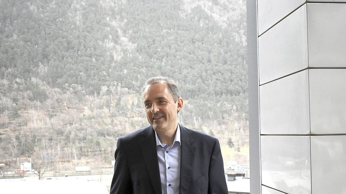 Jordi Nadal a les oficines d'Andorra Telecom