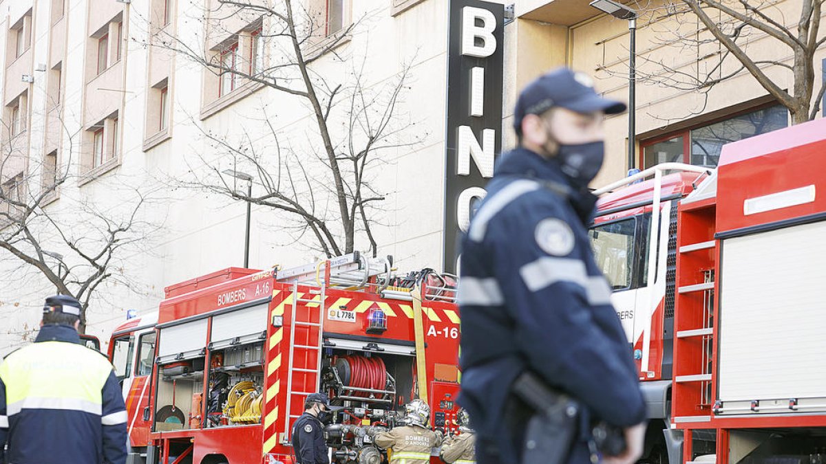 El cos de bombers durant una actuació al centre de la capital.