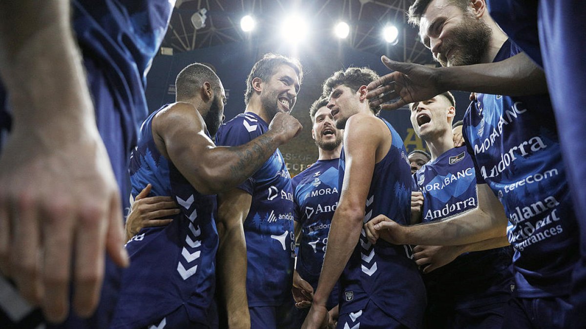 Els jugadors del MoraBanc celebren la victòria d'ahir contra el Surne Bilbao Basket.