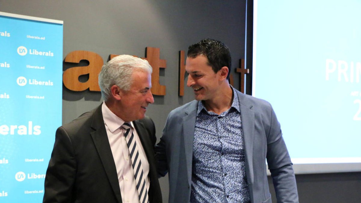 El futur cap de llista de Liberals, Josep Maria Cabanes, i el president en funcions, Jordi Gallardo.