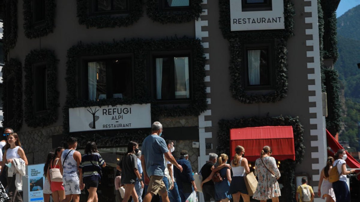 Turistes al centre d'Andorra la Vella.