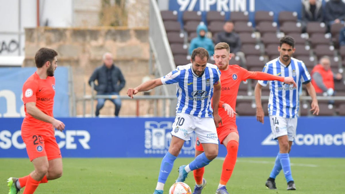 Un instant del partit disputat ahir a l'Estadi Balear.