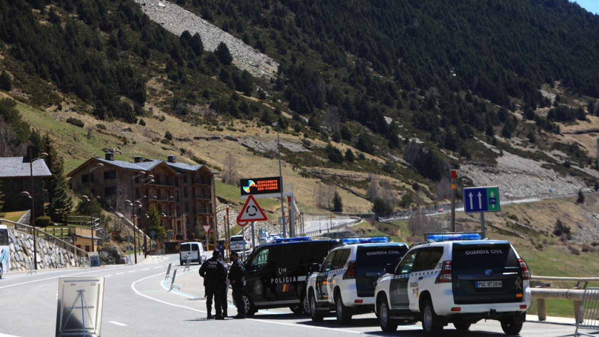 Policia i Guàrdia Civil treballant plegats.