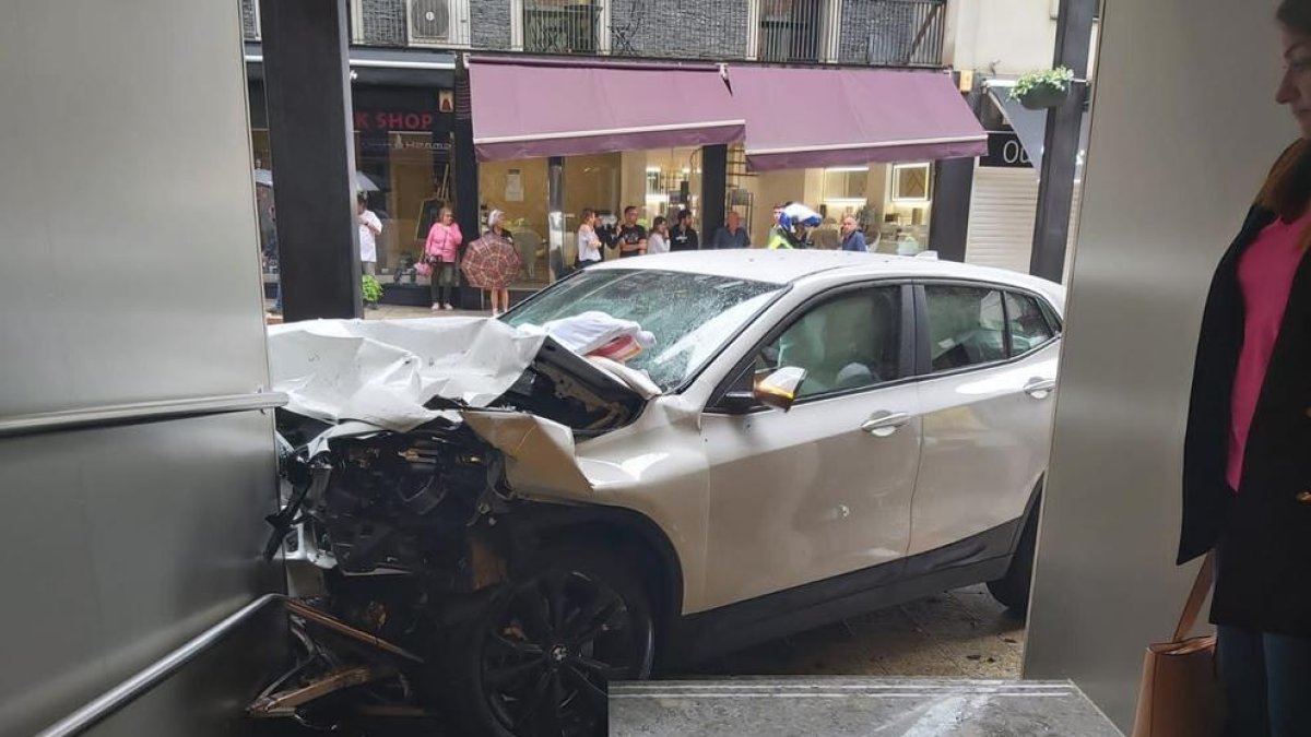 Un vehicle ha impactat contra una façana